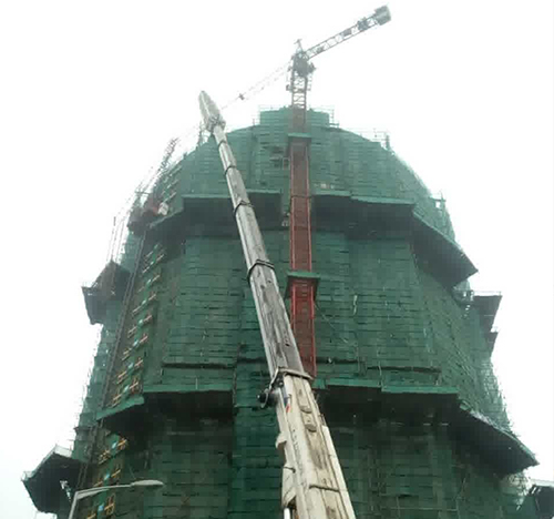 西宁市吊车在工地上作业